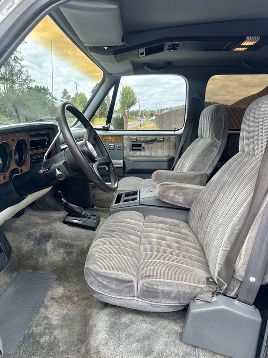 1990 GMC Suburban 7th Gen - Image 9 of 22