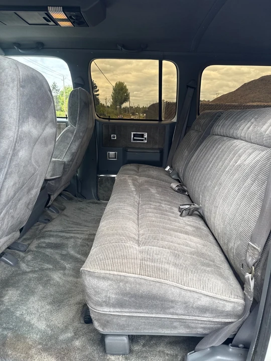 1990 GMC Suburban 7th Gen - Image 13 of 22