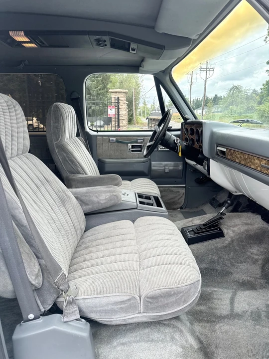 1990 GMC Suburban 7th Gen - Image 19 of 22