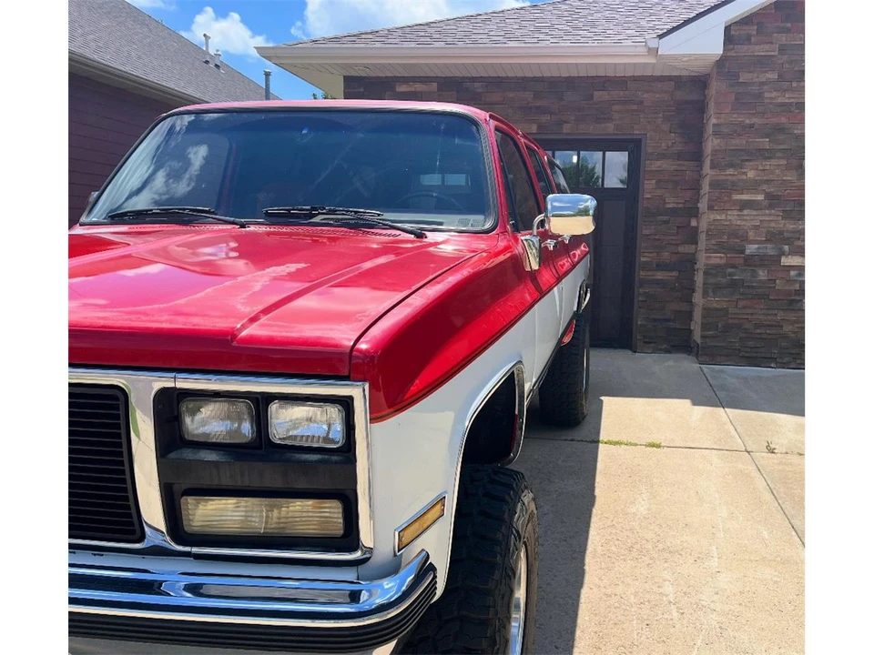 1990 GMC Suburban 7th Gen - Image 2 of 27