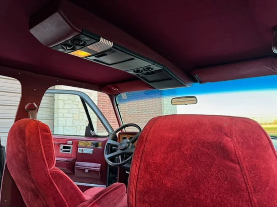 1990 GMC Suburban 7th Gen - Image 16 of 27