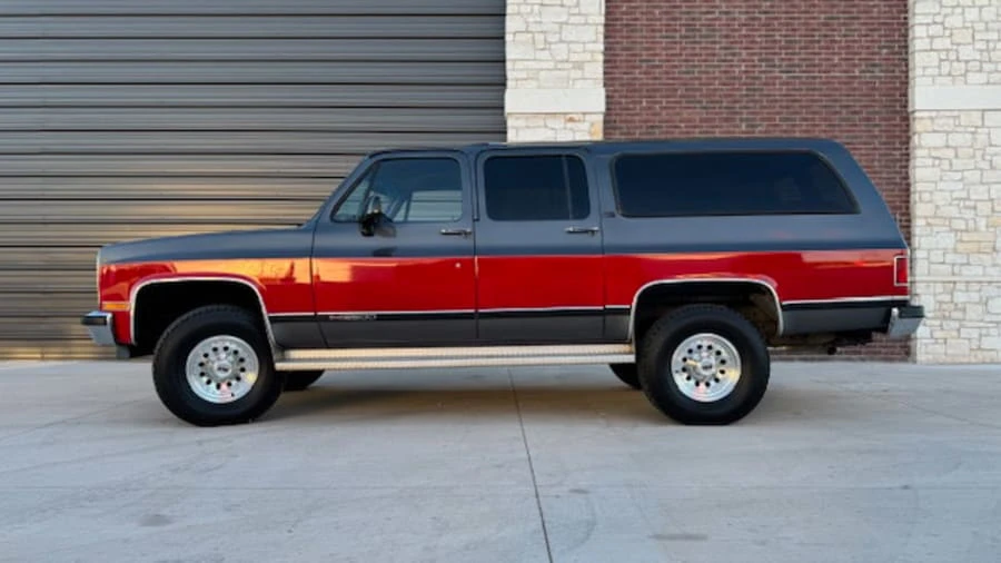 1990 GMC Suburban 7th Gen - Image 2 of 27