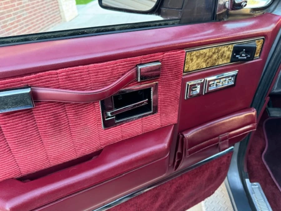 1990 GMC Suburban 7th Gen - Image 14 of 27