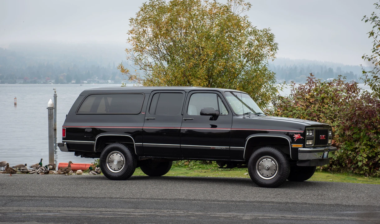 1990 GMC Suburban 7th Gen - Image 19 of 31