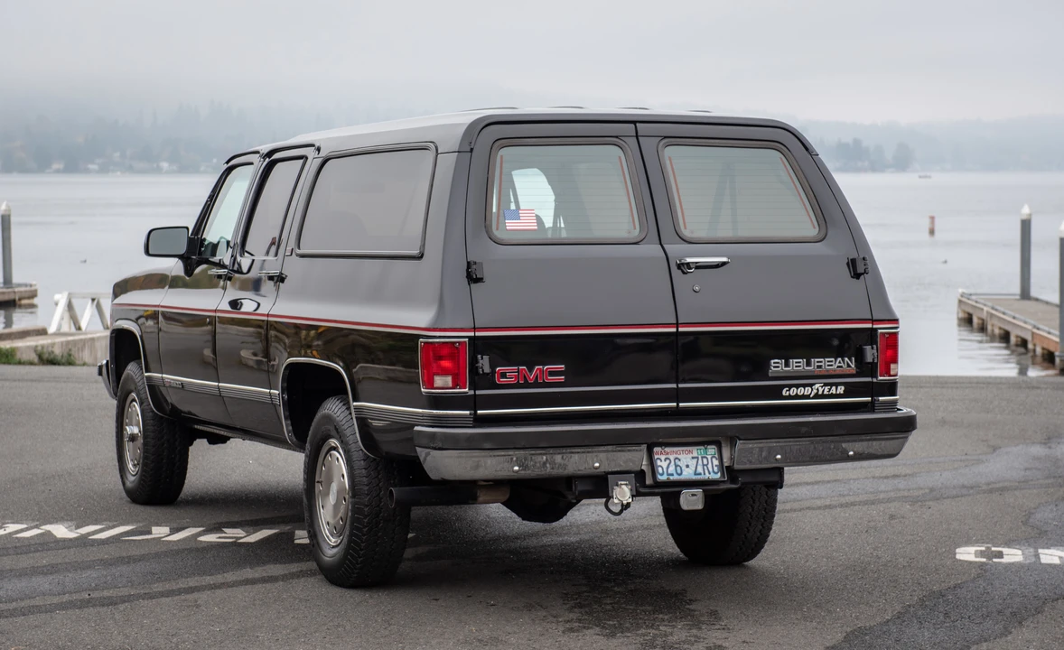 1990 GMC Suburban 7th Gen - Image 10 of 31