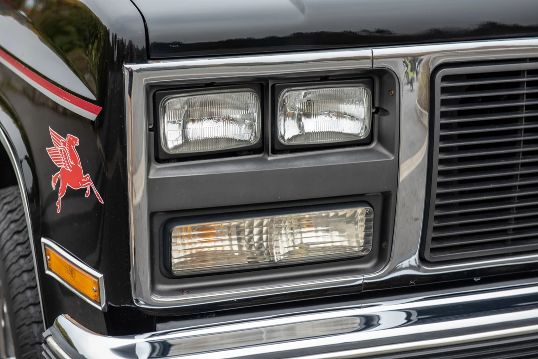 1990 GMC Suburban 7th Gen - Image 25 of 31