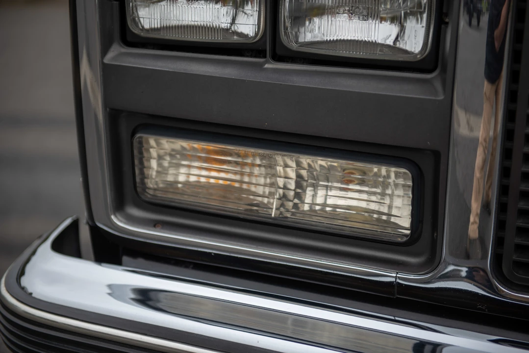 1990 GMC Suburban 7th Gen - Image 26 of 31