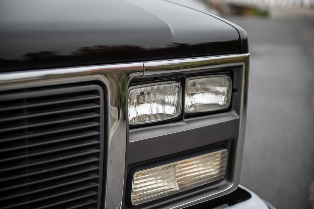 1990 GMC Suburban 7th Gen - Image 27 of 31