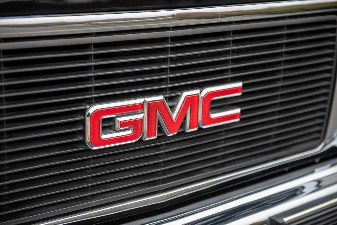 1990 GMC Suburban 7th Gen - Image 28 of 31