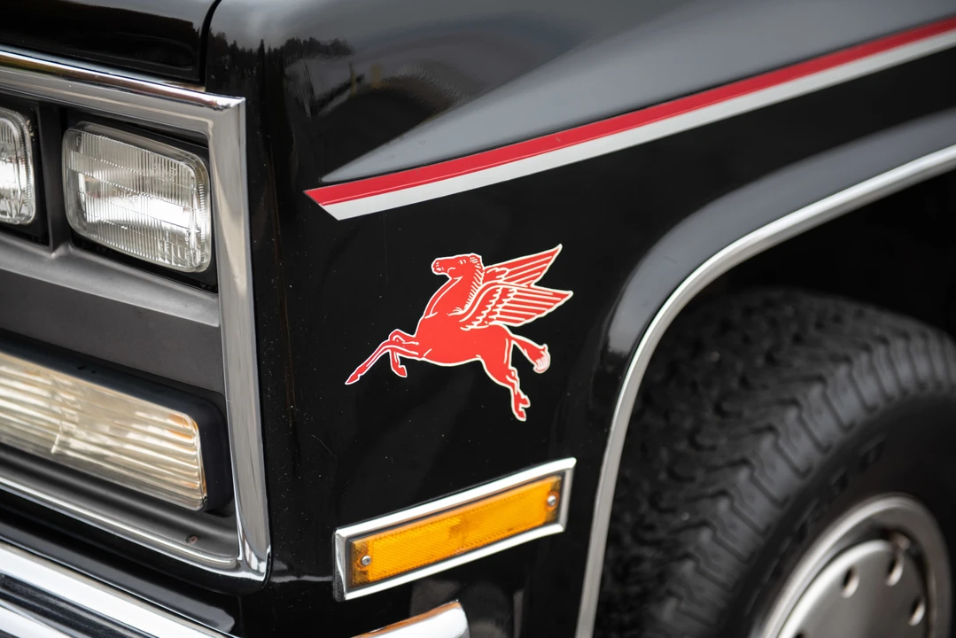 1990 GMC Suburban 7th Gen - Image 31 of 31