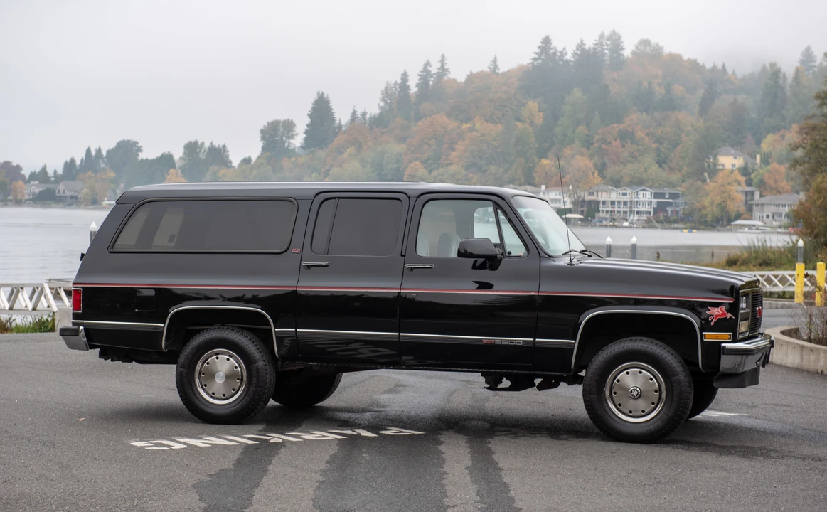 1990 GMC Suburban 7th Gen - Image 15 of 31