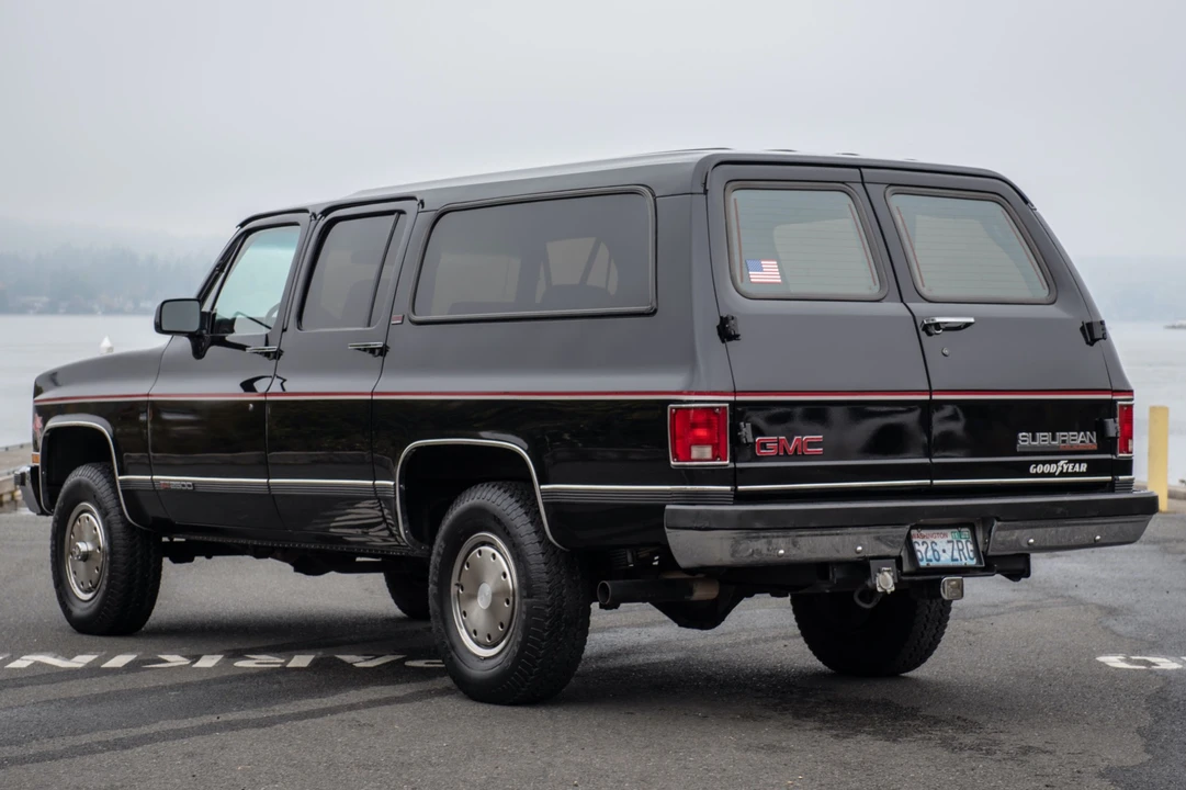 1990 GMC Suburban 7th Gen - Image 7 of 31