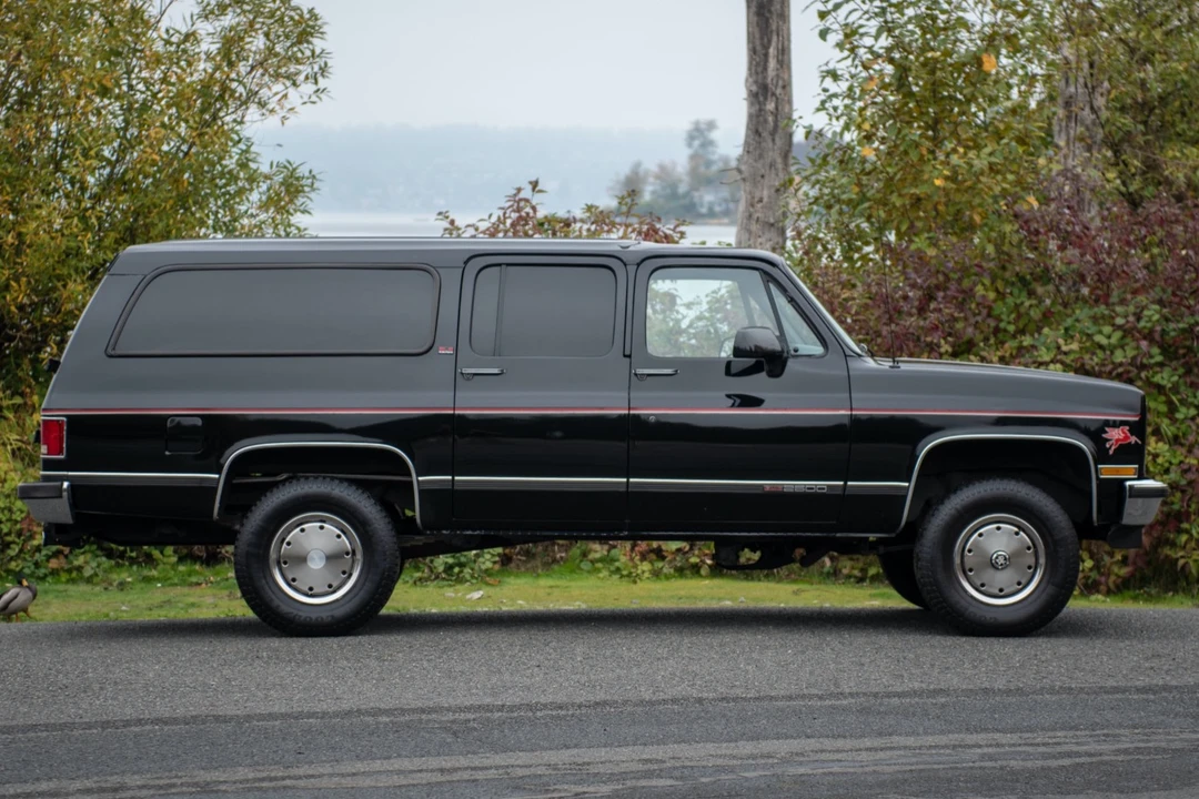 1990 GMC Suburban 7th Gen - Image 14 of 31