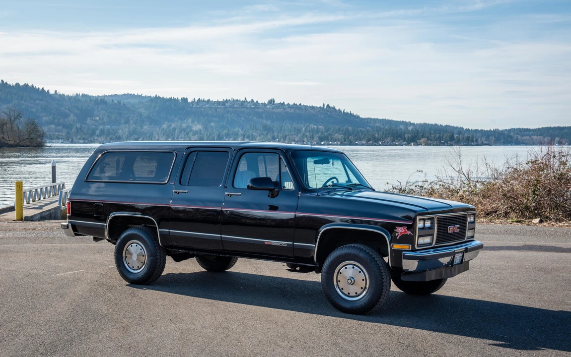 1990 GMC Suburban 7th Gen - Image 16 of 31