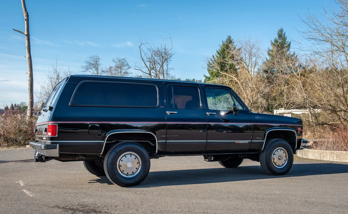 1990 GMC Suburban 7th Gen - Image 13 of 31