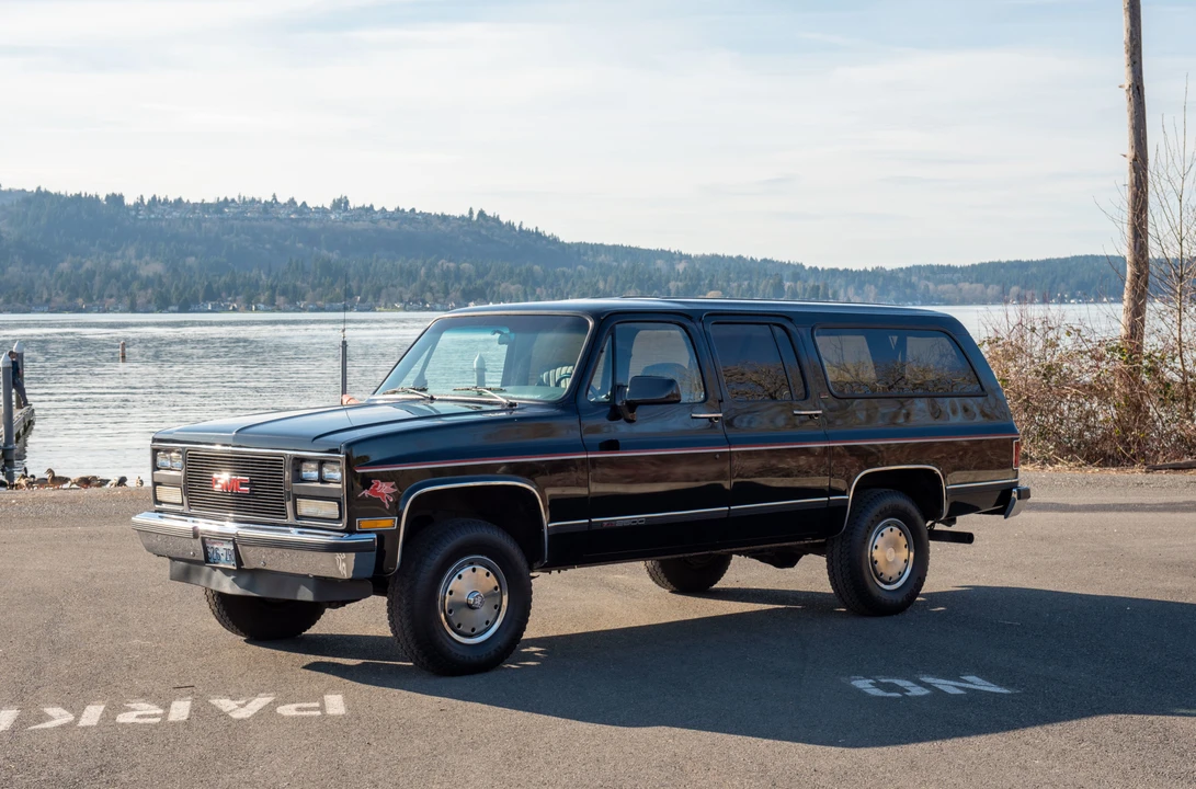 1990 GMC Suburban 7th Gen - Image 2 of 31