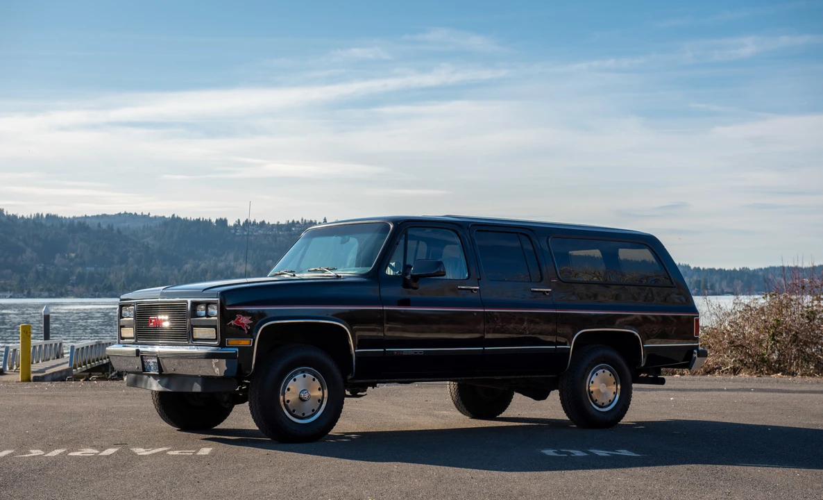 1990 GMC Suburban 7th Gen - Image 3 of 31