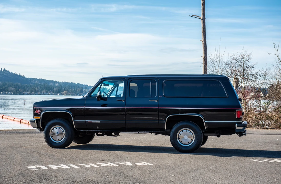 1990 GMC Suburban 7th Gen - Image 4 of 31