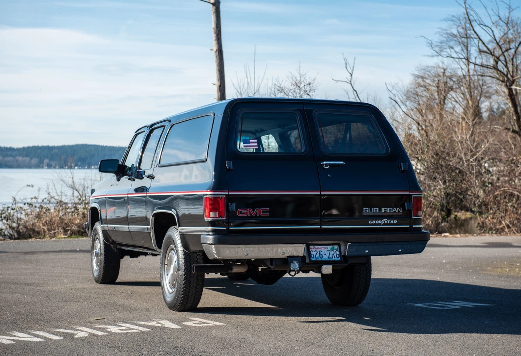 1990 GMC Suburban 7th Gen - Image 9 of 31