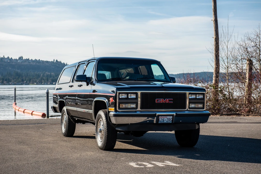 1990 GMC Suburban 7th Gen - Image 21 of 31