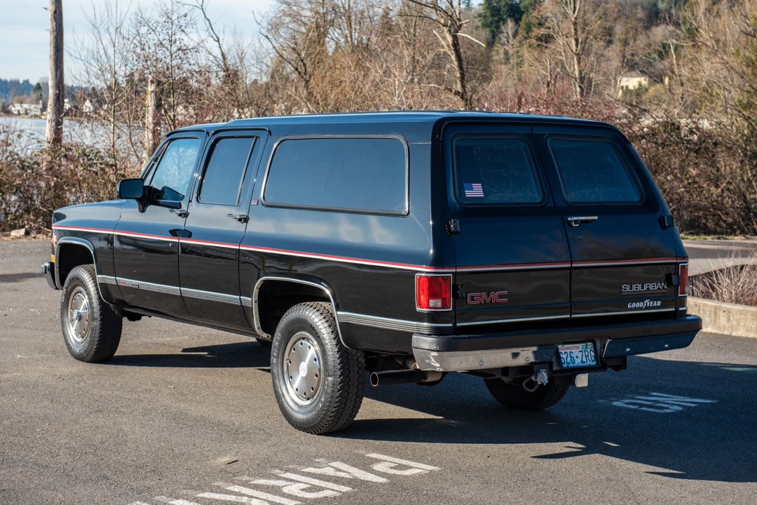 1990 GMC Suburban 7th Gen - Image 8 of 31