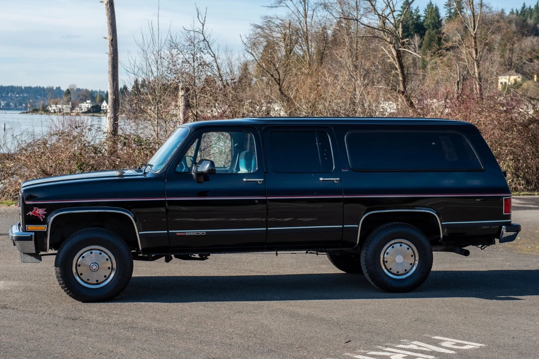 1990 GMC Suburban 7th Gen - Image 5 of 31