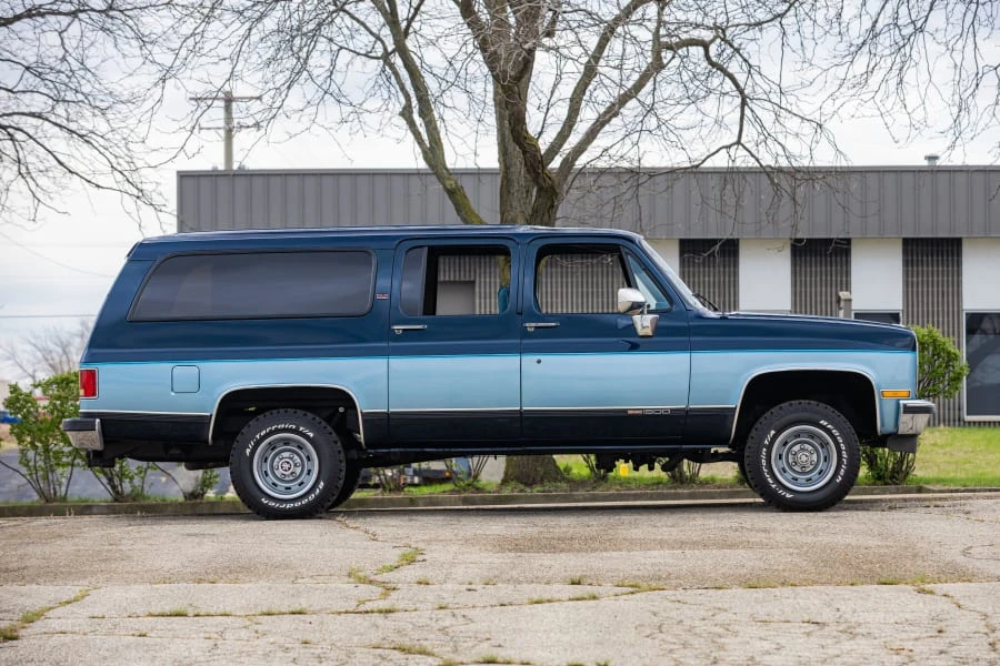 1990 GMC Suburban 7th Gen - Image 2 of 31