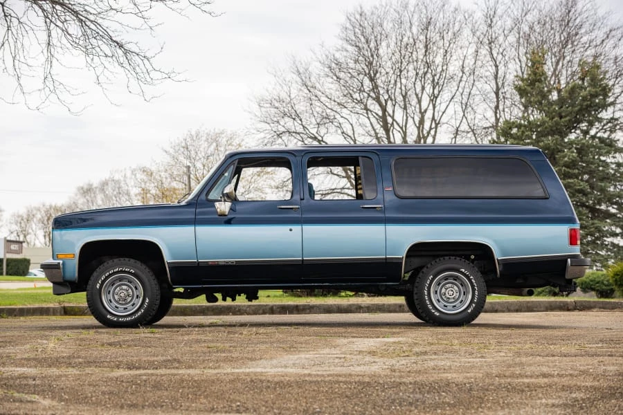 1990 GMC Suburban 7th Gen - Image 25 of 31
