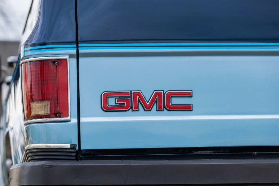 1990 GMC Suburban 7th Gen - Image 21 of 31