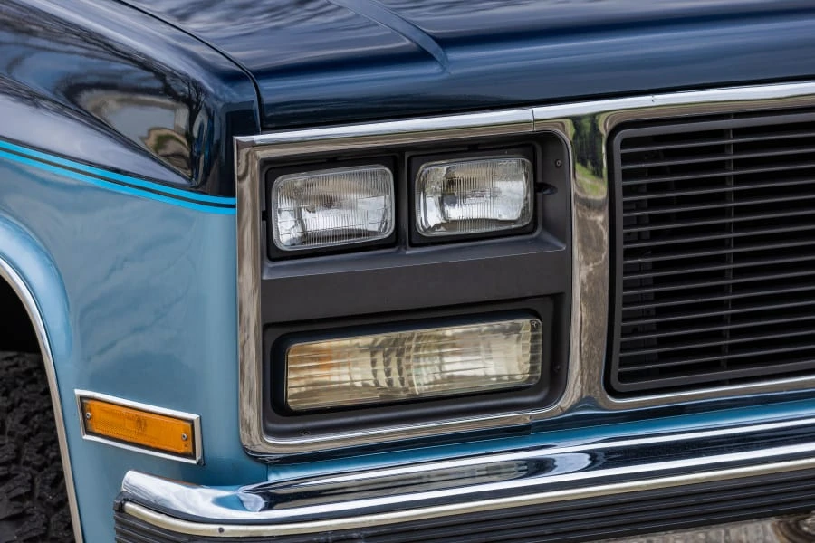 1990 GMC Suburban 7th Gen - Image 12 of 31