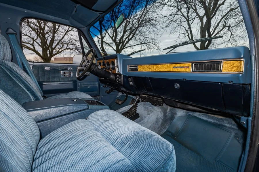 1990 GMC Suburban 7th Gen - Image 27 of 31