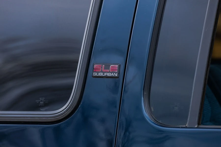 1990 GMC Suburban 7th Gen - Image 11 of 31