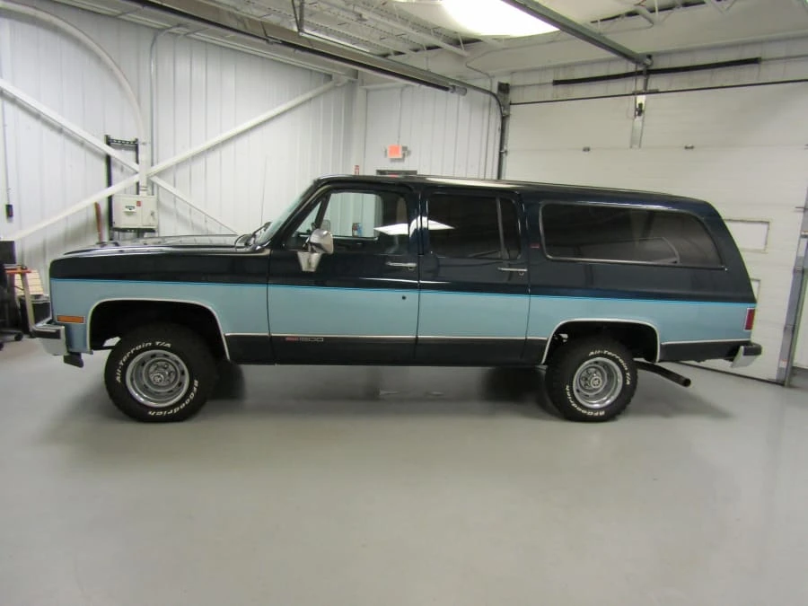 1990 GMC Suburban 7th Gen - Image 2 of 12