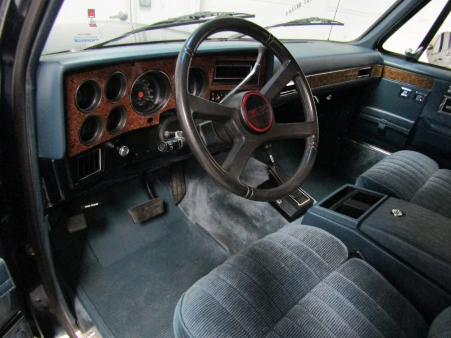 1990 GMC Suburban 7th Gen - Image 4 of 12