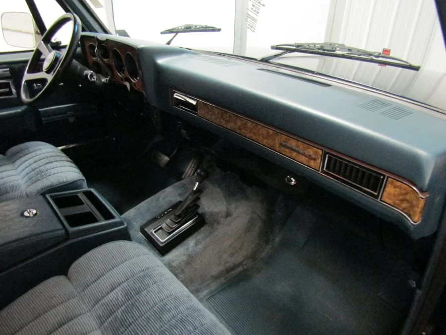 1990 GMC Suburban 7th Gen - Image 6 of 12
