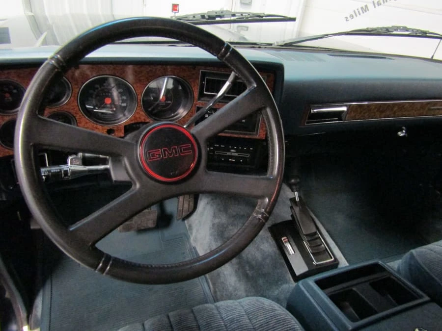 1990 GMC Suburban 7th Gen - Image 5 of 12