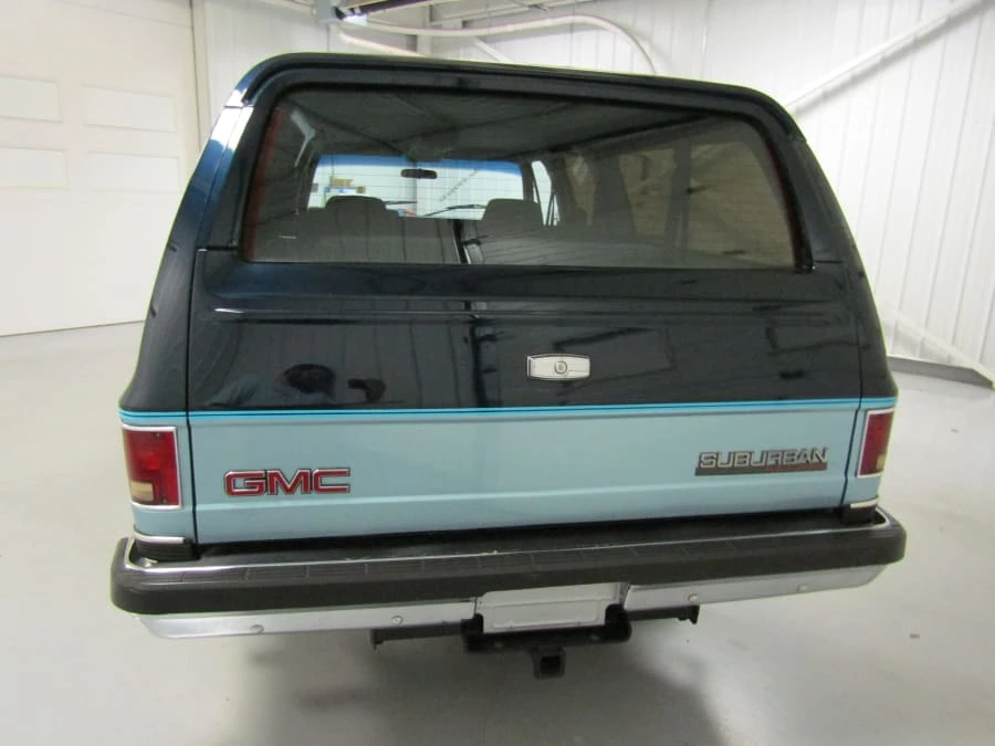 1990 GMC Suburban 7th Gen - Image 10 of 12