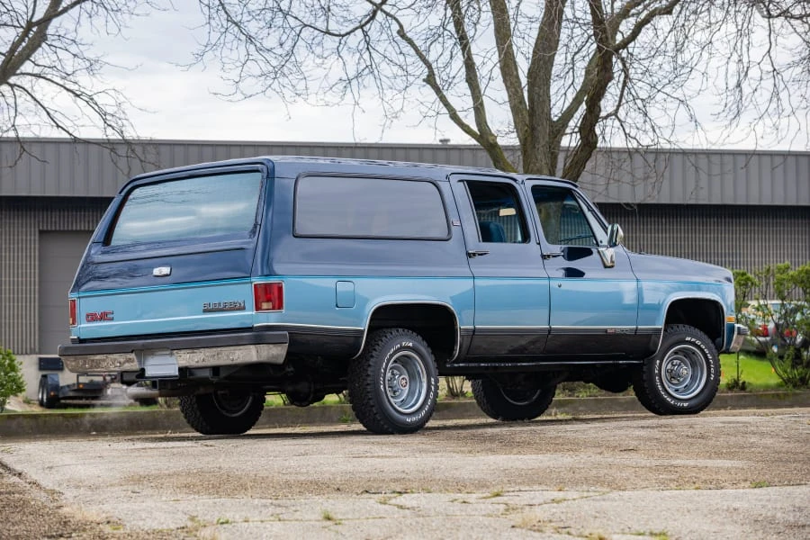1990 GMC Suburban 7th Gen - Image 3 of 31