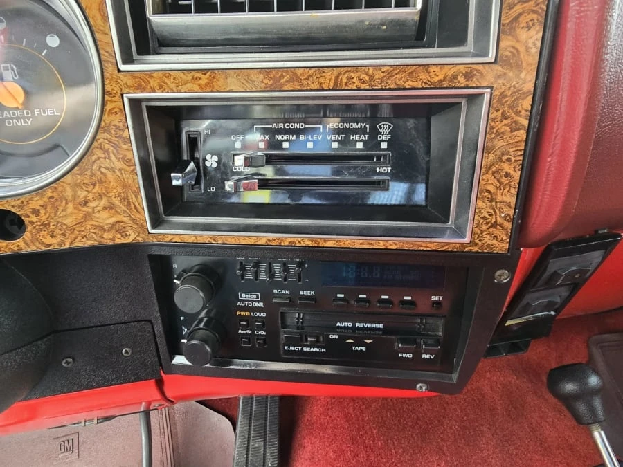 1990 GMC Suburban 7th Gen - Image 11 of 16