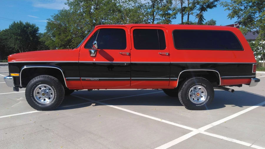 1990 GMC Suburban 7th Gen - Image 2 of 12