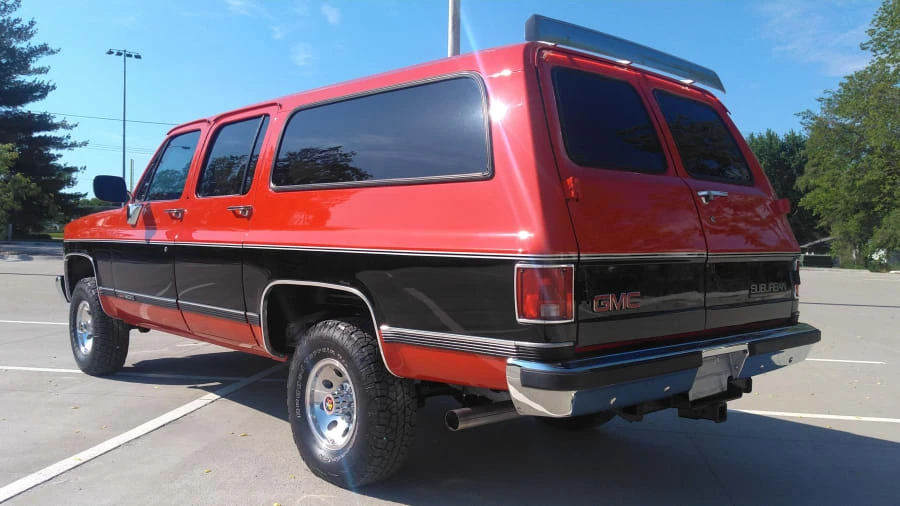 1990 GMC Suburban 7th Gen - Image 3 of 12