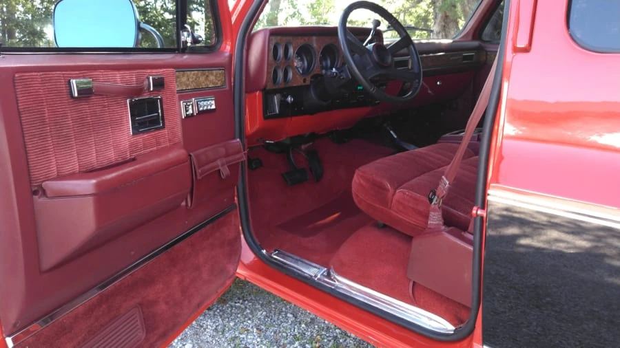 1990 GMC Suburban 7th Gen - Image 4 of 12