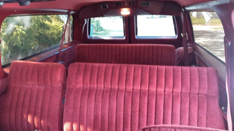 1990 GMC Suburban 7th Gen - Image 6 of 12