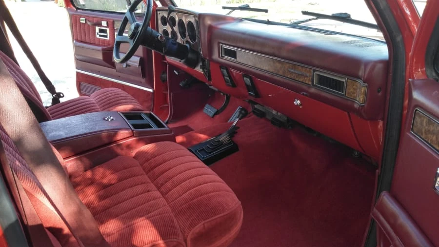 1990 GMC Suburban 7th Gen - Image 7 of 12