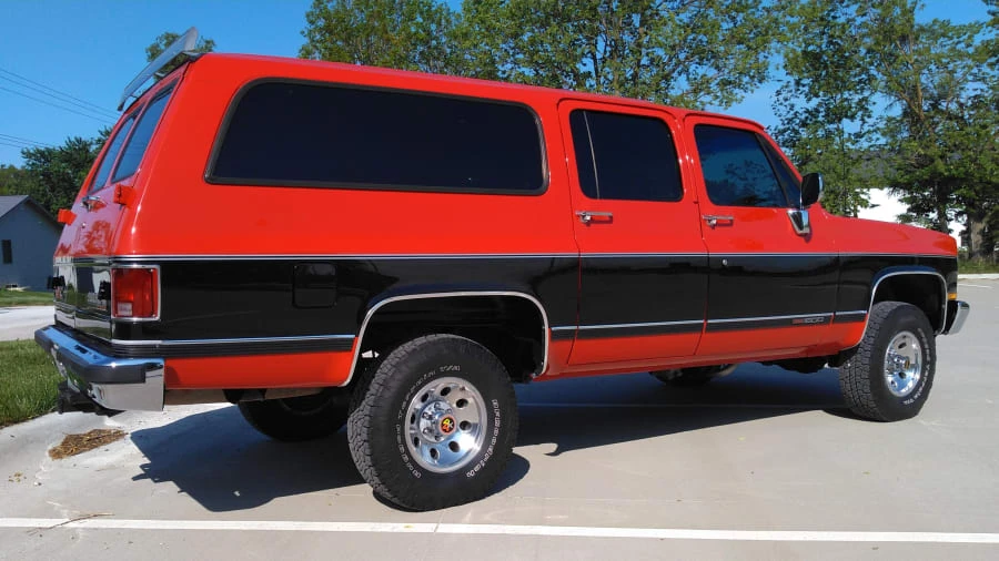 1990 GMC Suburban 7th Gen - Image 10 of 12