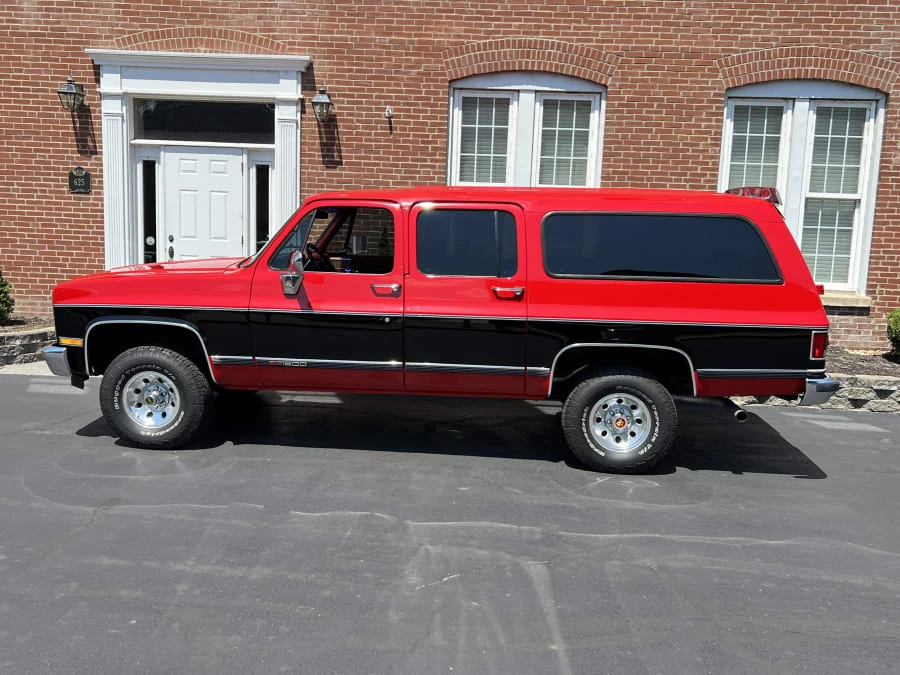 1990 GMC Suburban 7th Gen - Image 2 of 11
