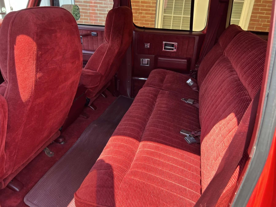 1990 GMC Suburban 7th Gen - Image 5 of 11