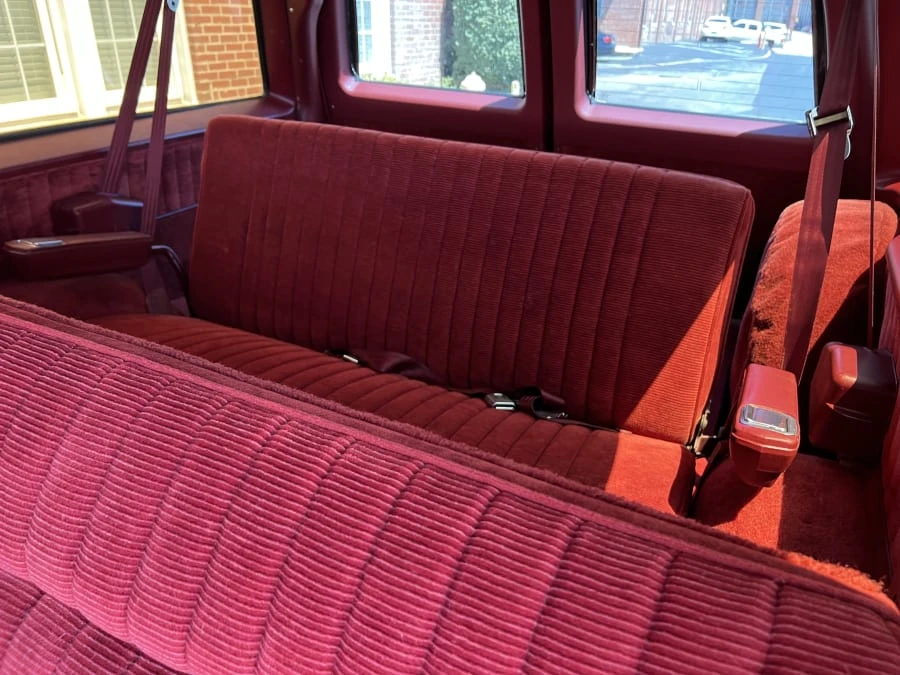1990 GMC Suburban 7th Gen - Image 6 of 11