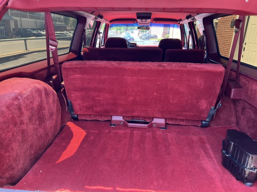 1990 GMC Suburban 7th Gen - Image 7 of 11