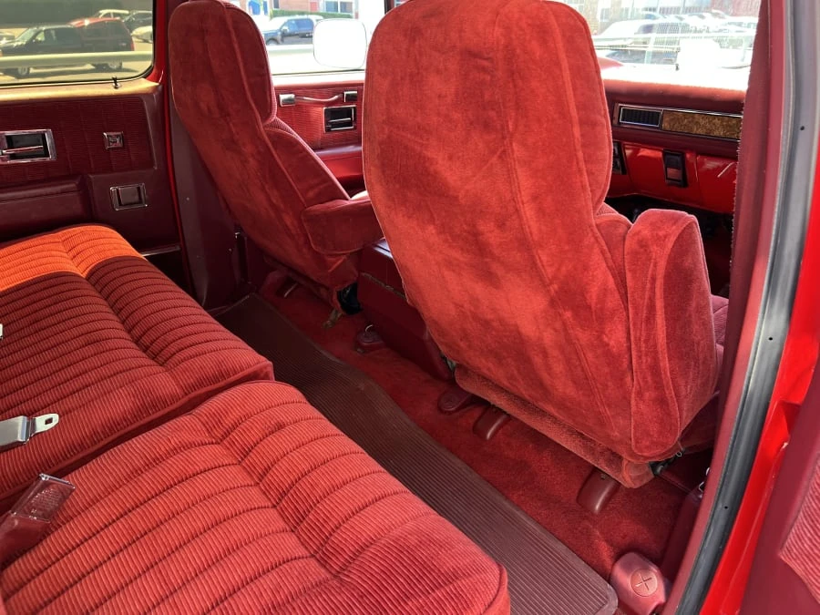 1990 GMC Suburban 7th Gen - Image 8 of 11